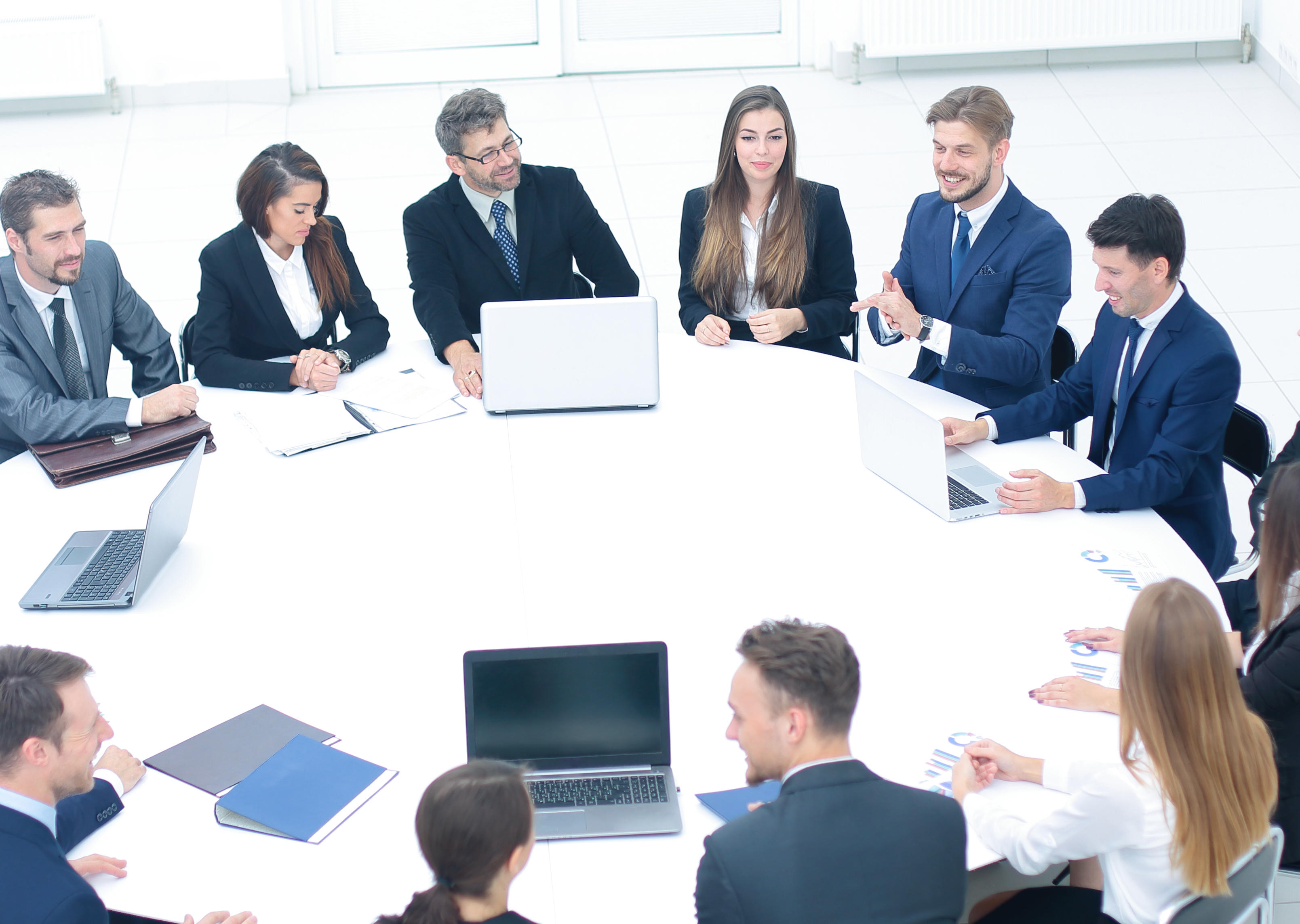 boss gathered his team for a round table to discuss a new projec